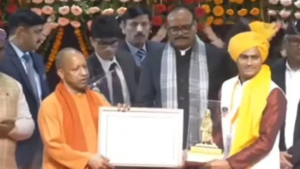 अभिनीत मौर्य, Abhinit Maurya, माउंट केन्या तिरंगा, Mount Kenya Tiranga, स्वामी विवेकानंद यूथ अवार्ड, Swami Vivekananda Youth Award, CM योगी आदित्यनाथ, CM Yogi Adityanath, हरदोई युवा, Hardoi youth achievers, पर्वतारोहण, mountain climbing India, पर्यावरण संरक्षण, environmental conservation, जल संरक्षण, water conservation, सामाजिक जागरूकता, social awareness, युवा सम्मान, youth award India, राज्य स्तरीय पुरस्कार, state level award, भारतीय तिरंगा, Indian Tricolor, प्रेरक युवा, inspiring youth India, युवा उपलब्धियां, youth achievements, जिले का गौरव, district pride.