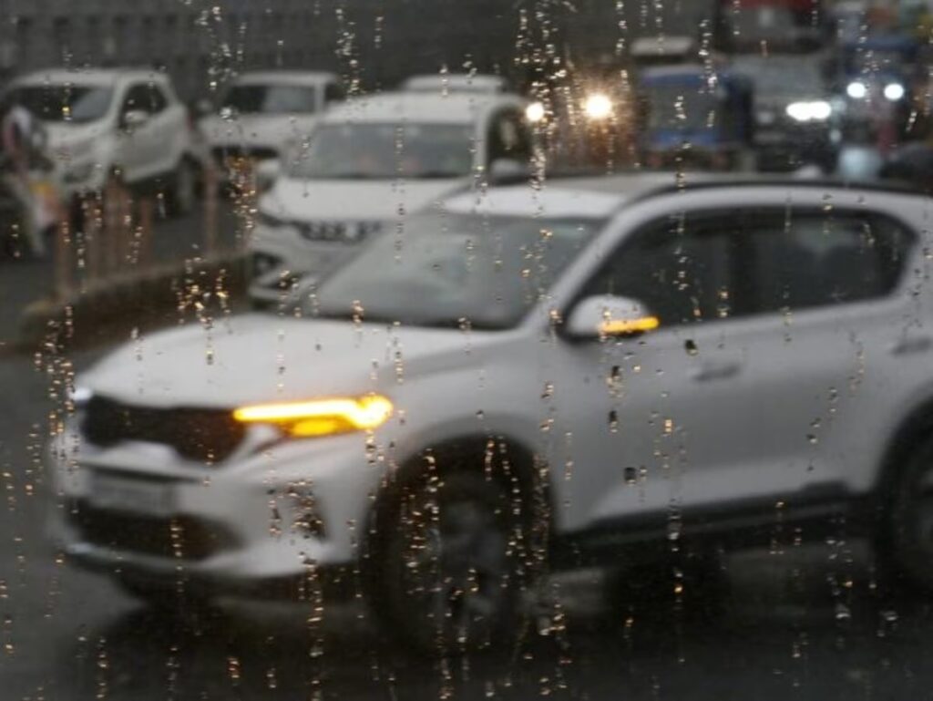 Light-rainfall-in-Lucknow-brings-relief-to-residen_1777596838248_1777596845024