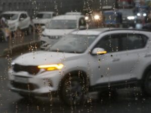 Light-rainfall-in-Lucknow-brings-relief-to-residen_1777596838248_1777596845024