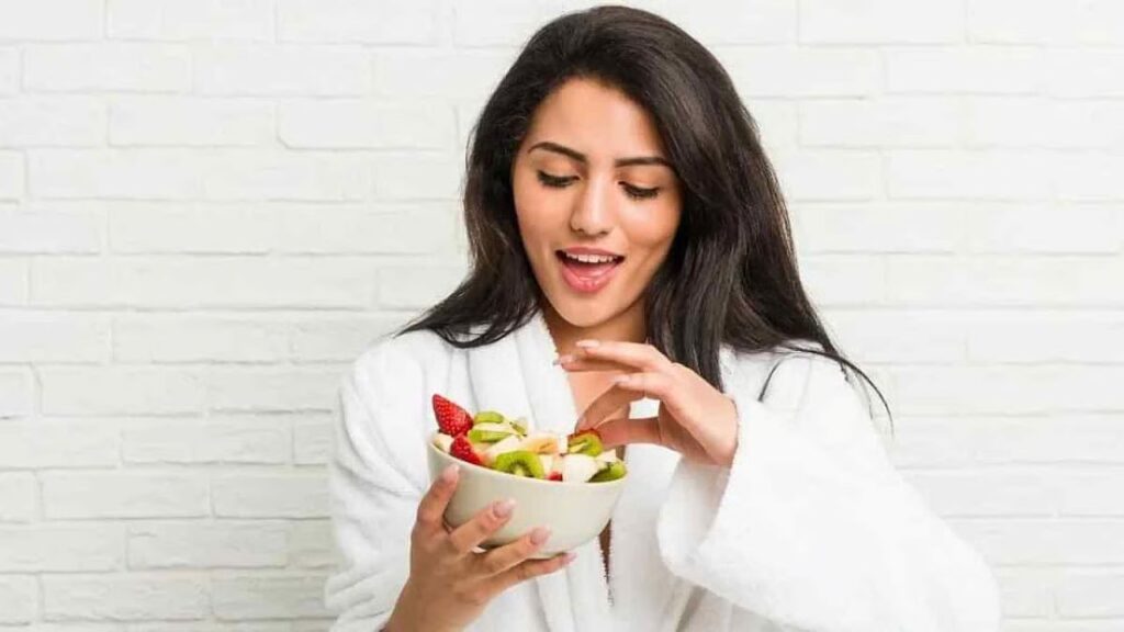 Night-Time-fruit-Eating