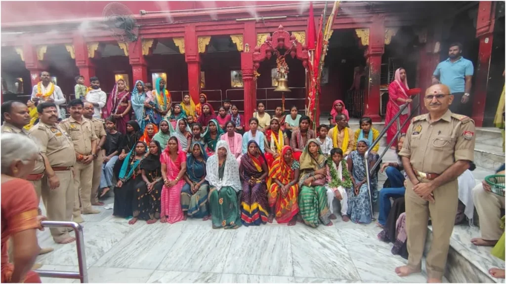 up-village-womens-visit-kashi-vishwanath-1782879959