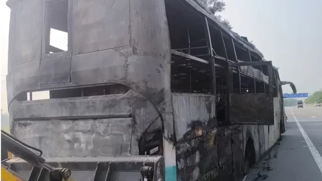 up-greater-noida-bus-fire-179022
